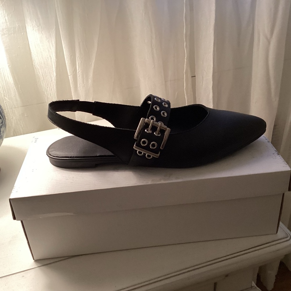 Stylish Black Leather Slingback Flats with Buckle Detail - Picture 4 of 5